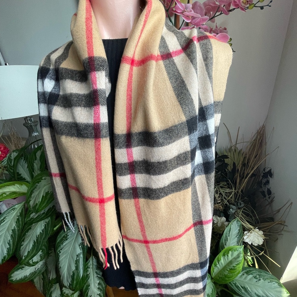 Burberry Cashmere Shawl/Muffler. - Picture 4 of 14